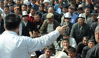 Киргизию охватили новые беспорядки Киргизию охватили новые беспорядки