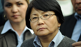 Бакиева хотят заменить Отунбаевой Бакиева хотят заменить Отунбаевой