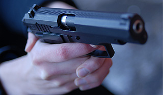 Мужчина стрелял по школьникам из пистолета Мужчина стрелял по школьникам из пистолета