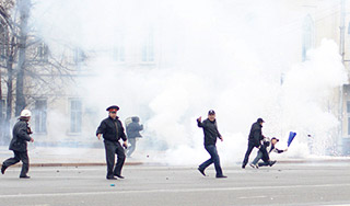 В Бишкеке милицию закидали камнями В Бишкеке милицию закидали камнями