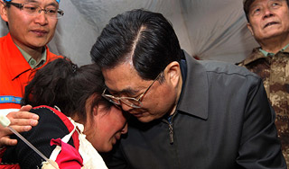 Китай скорбит по погибшим в землетрясении Китай скорбит по погибшим в землетрясении