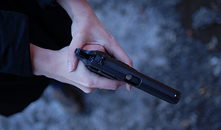 Безбилетник прорывался в поезд с пистолетом Безбилетник прорывался в поезд с пистолетом