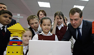 Медведева научили рисовать мультфильмы Медведева научили рисовать мультфильмы