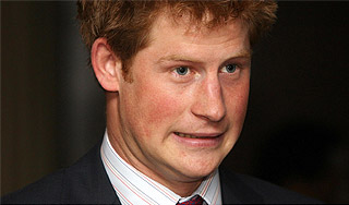 Девушки загнали принца Гарри в туалет Девушки загнали принца Гарри в туалет