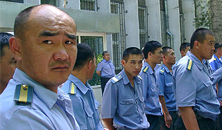 Милиционеры избили киргизских школьников Милиционеры избили киргизских школьников