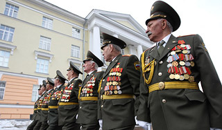 Ветераны защитили солдат НАТО в Москве Ветераны защитили солдат НАТО в Москве