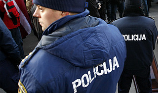 "Зайцы" заставили контролера отстреливаться "Зайцы" заставили контролера отстреливаться