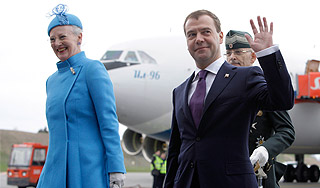 Королева встретила Медведева в аэропорту Королева встретила Медведева в аэропорту
