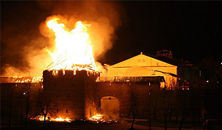 Огонь уничтожил башни древнего Кремля Огонь уничтожил башни древнего Кремля