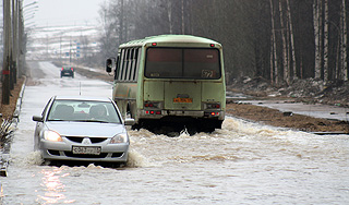 Разлив реки перекрыл федеральную трассу Разлив реки перекрыл федеральную трассу