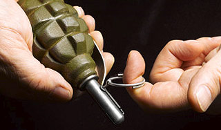 Пьяный с гранатой захватил прокуратуру Пьяный с гранатой захватил прокуратуру