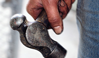 Мужчина с молотком напал на детский сад Мужчина с молотком напал на детский сад