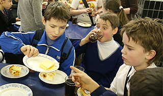 Астраханских детей отравили в школе Астраханских детей отравили в школе