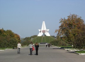 Установка стелы идет рекордными темпами