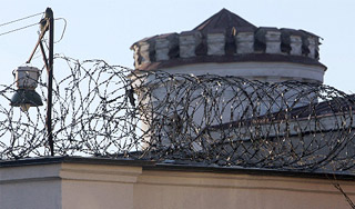 Заключенные сломали стену СИЗО и сбежали Заключенные сломали стену СИЗО и сбежали