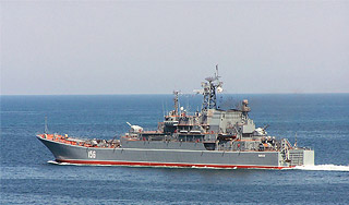 Российский корабль опрокинул буксир Российский корабль опрокинул буксир