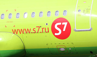 Грузовик протаранил самолет в аэропорту Грузовик протаранил самолет в аэропорту