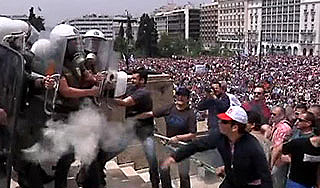 Греки подрались со спецназом в центре Афин Греки подрались со спецназом в центре Афин