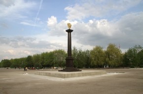Стела установлена, двуглавый орел водружен Стела «Город воинской славы» в Брянске