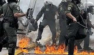 Поджог в Афинах закрыл все банки страны Поджог в Афинах закрыл все банки страны