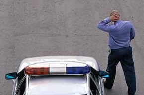 Водитель ударил инспектора пивной бутылкой