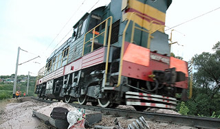 Иномарка попала под тепловоз на переезде Иномарка попала под тепловоз на переезде