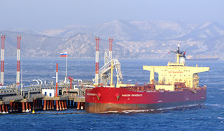 Поврежденный пиратами танкер идет на ремонт Поврежденный пиратами танкер идет на ремонт