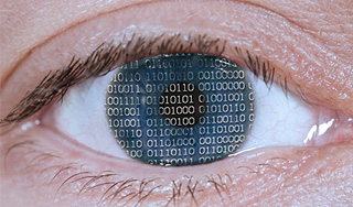 Врачи вживили британцу электронный глаз Врачи вживили британцу электронный глаз