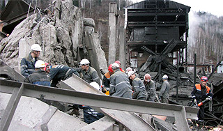 Крупнейшая шахта поглотила десятки людей Крупнейшая шахта поглотила десятки людей