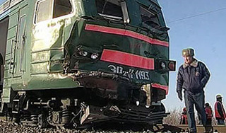 Под Петербургом поезд снес грузовик Под Петербургом поезд снес грузовик