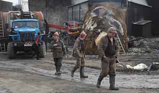 Шахтер рассказал о взрывах на "Распадской" Шахтер рассказал о взрывах на "Распадской"