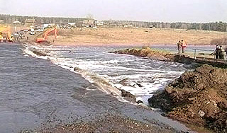 Паводок смыл мост вместе с автомобилем Паводок смыл мост вместе с автомобилем