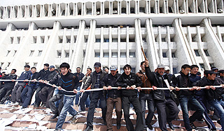 Киргизы поймали убивавших людей снайперов Киргизы поймали убивавших людей снайперов