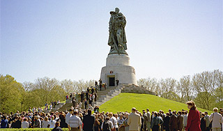 Россия требует наказать немецких вандалов Россия требует наказать немецких вандалов