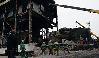 Завалы мешают экспертам спуститься в забой Завалы мешают экспертам спуститься в забой