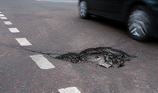 Яма на дороге обошлась в 230 тысяч рублей Яма на дороге обошлась в 230 тысяч рублей