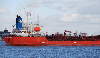 Пираты отпустили танкер с россиянами Пираты отпустили танкер с россиянами