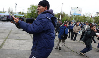 Сторонники Бакиева начали стрелять в людей Сторонники Бакиева начали стрелять в людей
