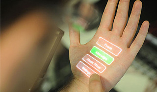 Из руки человека сделали сенсорный экран Из руки человека сделали сенсорный экран