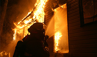 Киргизы сожгли дом Бакиева Киргизы сожгли дом Бакиева