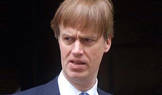 Девушка ударила ножом британского политика Девушка ударила ножом британского политика