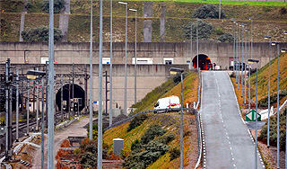 Пожар остановил поезда в Евротуннеле Пожар остановил поезда в Евротуннеле