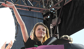 Школьница завершила одиночную кругосветку Школьница завершила одиночную кругосветку