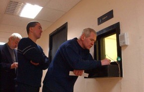 Долги по зарплате сократились на шесть процентов