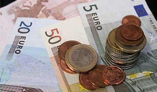 Курс евро к доллару рекордно упал Курс евро к доллару рекордно упал