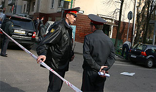 Москвич задавил стрелявшего украинца Москвич задавил стрелявшего украинца