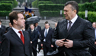 Киев встретил Медведева "денежным" дождем Киев встретил Медведева "денежным" дождем