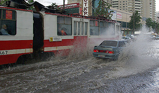 Гроза лишила москвичей трамваев и машин Гроза лишила москвичей трамваев и машин