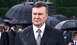 На Виктора Януковича упал венок (видео) На Виктора Януковича упал венок (видео)