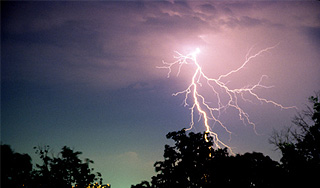 Эстонка выжила после удара молнии Эстонка выжила после удара молнии